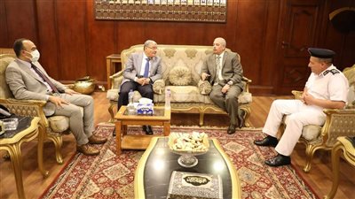 محافظ المنيا يؤكد على أهمية التنسيق والتعاون بين الأجهزة التنفيذية والأمنية لخدمة المواطن 