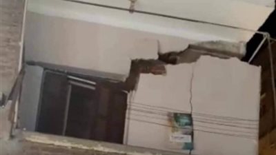 بعد استغاثة المواطنين وإخلائه.. شاهد عقارا آيلا للسقوط بشبرا الخيمة | فيديو 