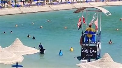 توافد كبير للمصطافين على شواطئ الغردقة رغم رفع الرايات الحمراء | بث مباشر