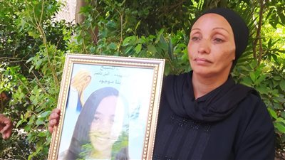 قبل بدء أولى الجلسات.. والدة الطفلة أمل فتاة البراجيل تطالب بإعدام المتهم | صور