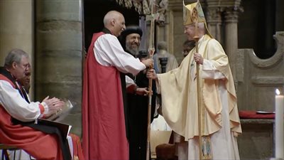 رئيس الأسقفية يتسلم صليبًا لإقليم الإسكندرية بافتتاح مؤتمر لامبث