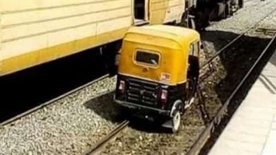 توك توك على القضبان.. الداخلية تضبط سائق الدقهلية المتهم بالسير على شريط السكة الحديد