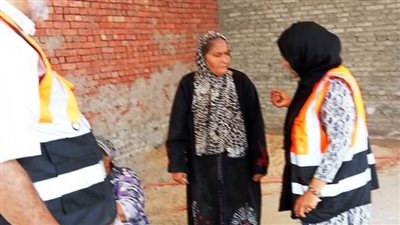 فريق التدخل السريع بالتضامن الاجتماعي يوفر الرعاية لسيدة بلا مأوى مريضة نفسيًا بأسوان