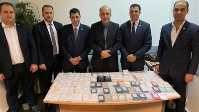 ضبط موظف بالمطار حاول تهريب 143 آيفون وإحباط خروج حقيبة بها أدوية غالية الثمن |صور
