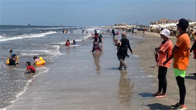 شاطئ بورسعيد يشهد إقبالا ضعيفًا بالتزامن مع ارتفاع الأمواج | صور وفيديو