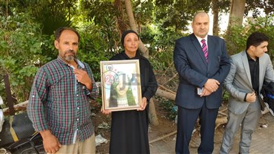 وصول المتهم بقتل الطفلة أمل بالبراجيل للمحكمة وسط حراسة مشددة.. وأسرة الضحية يحملون صورها | صور