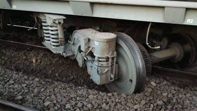 إيقاف قائد القطار ومساعده وفتح تحقيق عاجل بشأن خروج عربة قطار الصعيد عن مسارها