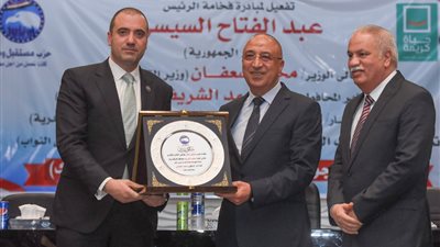 محافظ الإسكندرية يكرم خريجي 10 دفعات لمبادرة مهنتك مستقبلك لتحفيز كفاءة سوق العمل