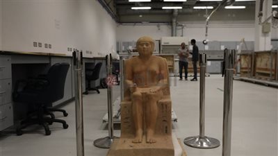 قبل عرضه رسميًا بالمتحف المصري الكبير.. ننشر صورة تمثال حفيد الملك خوفو صاحب الهرم الأكبر بالجيزة