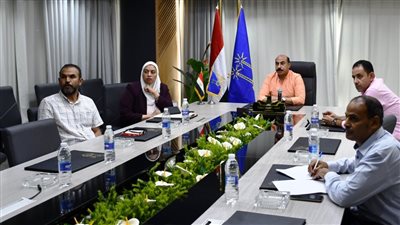 محافظ أسوان يجتمع برئيس هيئة تنمية الصعيد لاستكمال مشروع الموقف الدولي لسيارات النقل الثقيل 