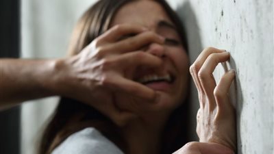 مسكوه في بيت الجيران.. حبس شاب لاتهامه بالتحرش بفتاة داخل منزلها بالمنيا