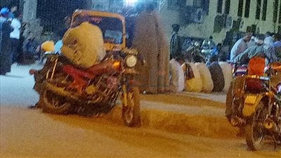 بينهم شاب وحيد والديه.. أهالي الفشن ببني سويف ينتظرون أمام المشرحة استعدادا لتشييع 3 شباب توفوا في حادث سير|صور 