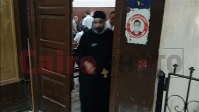 قس يتحدث مع المتهم بقتل ابنة خاله بعد فشله في اغتصابها بالمحكمة |صور 