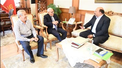 محافظ بورسعيد يناقش مع رئيس القابضة لمياه الشرب موقف عدد من المشروعات 