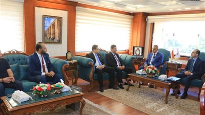 محافظ سوهاج ونقيب البيطريين يبحثان حل أزمة نقص أعداد الأطباء بالمحافظة