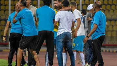 الجهاز الفني للإسماعيلي يتابع مباراة الأهلي وفاركو 