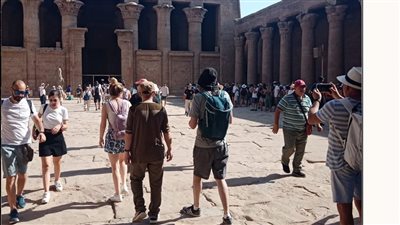 بعد تعديل موعد الزيارة.. السياحة: توافد أعداد كبيرة من الزائرين على معبد إدفو بأسوان | صور