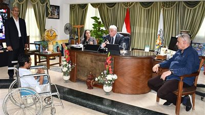 محافظ جنوب سيناء يوجه بتوفير شقة وفرصة عمل لمواطن من ذوى الاحتياجات الخاصة