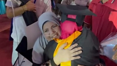 رغم مرضها الشديد.. سيدة تحضر بإسطوانة أكسجين لتشارك في حفل تخرج ابنتها من جامعة المنوفية