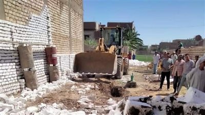 حملات مكثفة لرفع تراكمات القمامة وإزالة التعديات بـ 4 مراكز في المنيا