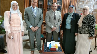 محافظ شمال سيناء يسلم هدية الرئيس للأم المثالية