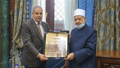 كبار العلماء تكرم رئيس جامعة الأزهر لجهوده المتميزة في تطوير الجامعة والارتقاء بها