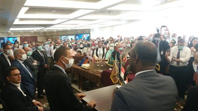 بالدموع والأحضان.. رئيس هيئة الرقابة المالية يودع العاملين عقب اجتماعه الأخير معهم | صور