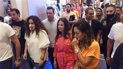 بعيدًا عن صخب العروض الخاصة.. دنيا سمير غانم تحتفل مع زوجها وهشام ماجد بـ تسليم أهالي