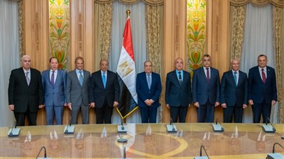 وزيرا الإنتاج الحربي والتنمية المحلية ومحافظ الإسكندرية يشهدون توقيع عقد اتفاق شراء 40 أتوبيسا كهربائيا محليا