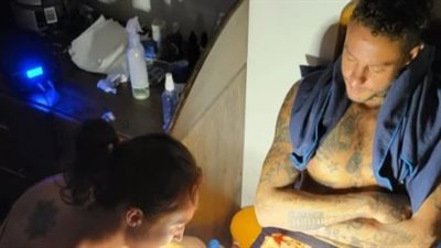 أحمد الفيشاوي يضيف وشما جديدا على جسده.. والجمهور يعلق: جسمك بقى كراسة رسم