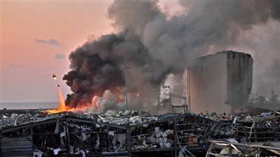 ممرضة تحتضن 3 أطفال.. أبرز صور مؤثرة في الذكرى الثانية لانفجار مرفأ بيروت 