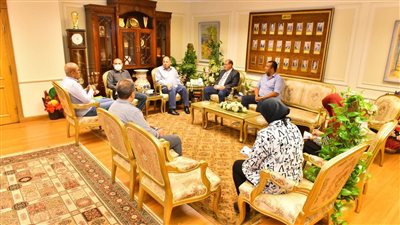 محافظ أسيوط يستعرض الموقف التنفيذي لإنشاء 15 مشروعًا للأسواق ومواقف السيارات ونقاط الإطفاء 