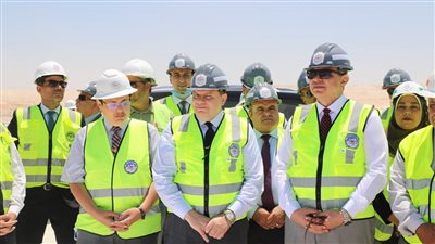 سعفان يلتقي مسئولي الشركات المصرية والأجنبية العاملة بمشروع الضبعة ويوجه برعاية العمالة 