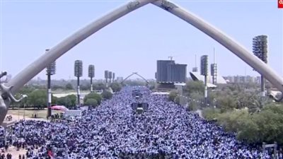 مظاهرات العراق.. مئات الآلاف يؤدون صلاة الجمعة في بغداد استجابة لدعوة الصدر