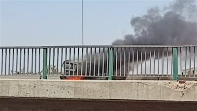 اندلاع حريق في سيارة أعلى كوبري ثروت بالجيزة