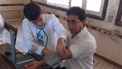 تقديم خدمات طبية لـ 2412 مواطنًا خلال قافلة موسعة بالبحيرة