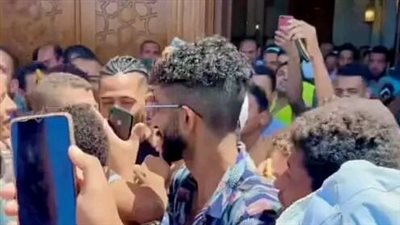 تدافع المصلين على محمد رمضان عقب صلاة الجمعة بمسجد في العلمين الجديدة