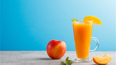 في موسمه.. فوائد وطريقة عمل عصير الخوخ المثلج في البيت