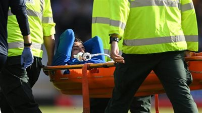 لاعب إيفرتون يخرج على جهاز التنفس الصناعي في مباراة تشيلسي بالدوري الإنجليزي