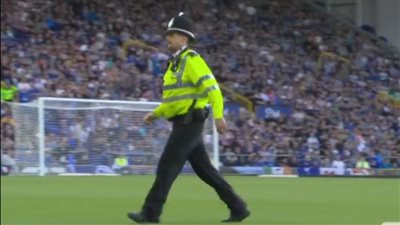حالة طارئة.. شرطي يقتحم مباراة تشيلسي وإيفرتون في الدوري الإنجليزي