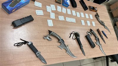 مطار القاهرة يضبط محاوله تهريب أسلحة بيضاء وصواعق كهربائية وترامادول 