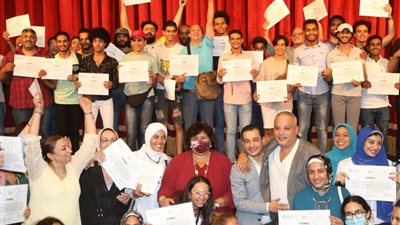 وزيرة الثقافة تهنئ الدفعة الثانية من خريجي مبادرة ابدأ حلمك في الإسكندرية