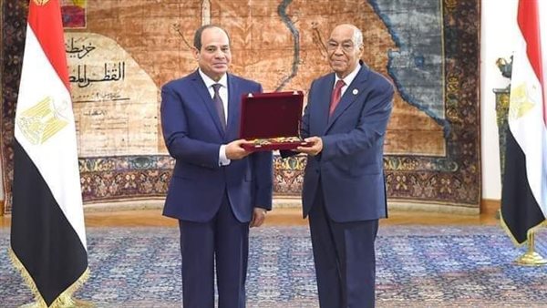 الرئيس السيسي يكرم