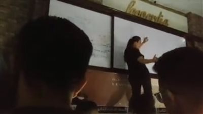 بإيحاءات لفظية وجسدية.. معلمة فلسفة تثير الجدل خلال شرحها للطلاب | فيديو 