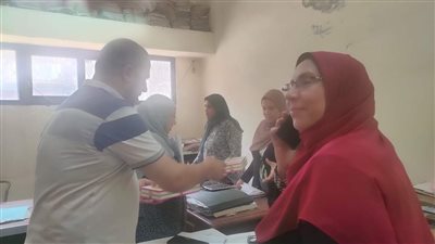 رئيس مدينة دمنهور يوزع الحلوى على موظفي الوحدة المحلية بمناسبة عاشوراء