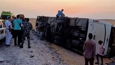 إصابة سائق مصري و12 سودانيًا في انقلاب أتوبيس على طريق أبو سمبل بأسوان | بث مباشر