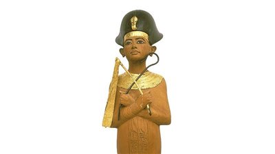 مُخزَّنة منذ 90 عاما.. الصورة الأولى لـ قلادة توت عنخ آمون بعد ترميمها