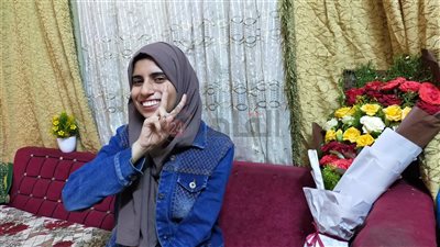 الأولى على الجمهورية بالثانوية العامة في الفيوم: إحنا مصدومين من الفرحة ومش مستوعبين| فيديو