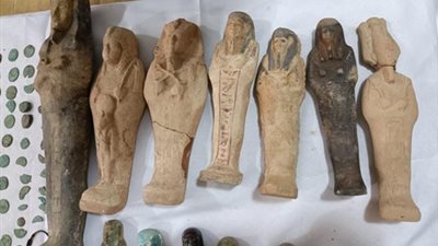 ضبط 9 مسجلين بحوزتهم 4 تماثيل و3 بنادق و3 آلاف دولار مزورة داخل فيلا بأكتوبر