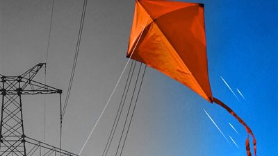 طير الطيارة بعيدًا عن أعمدة الكهرباء.. تحذير من الوزارة